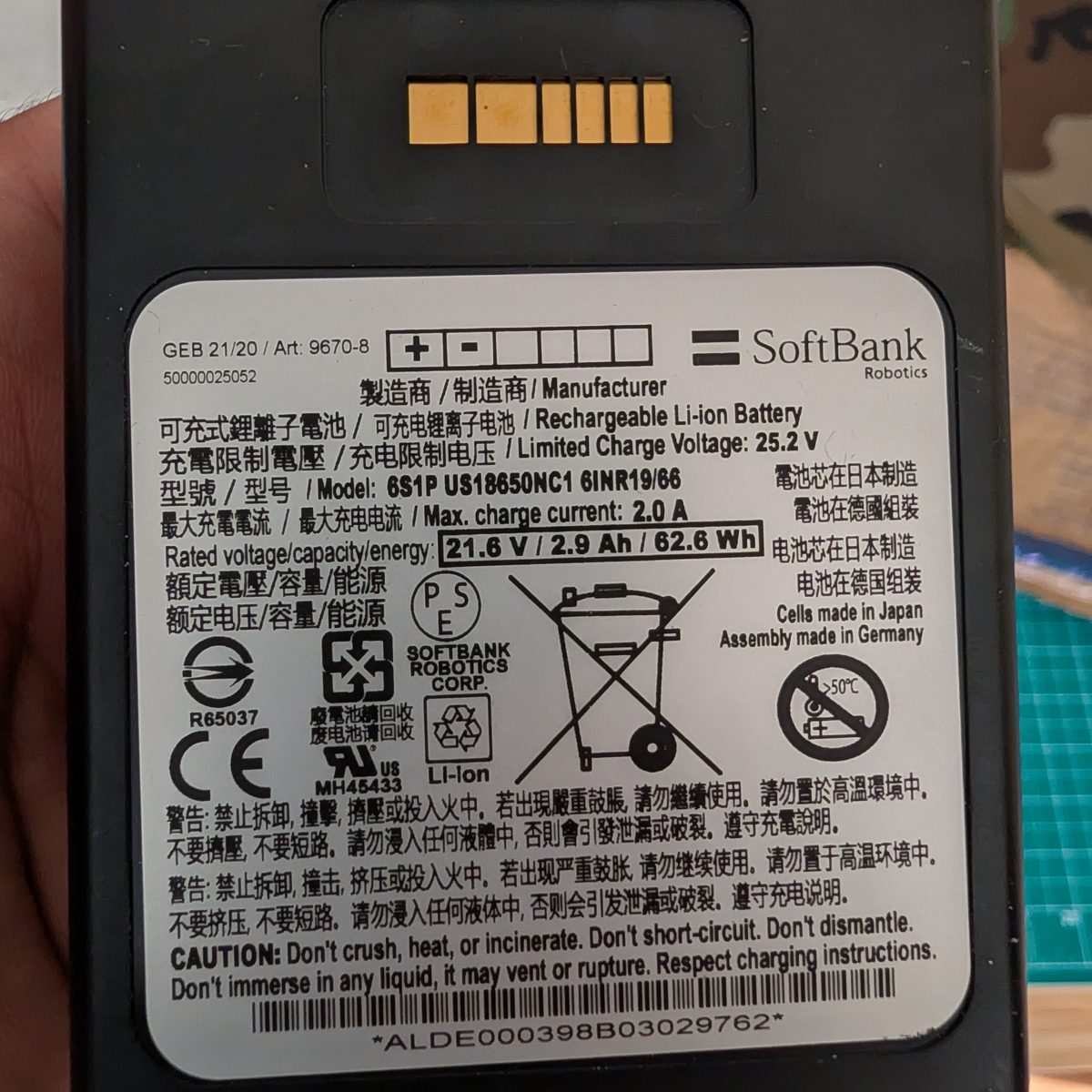 Close-up of a NAO battery label reading 6S1P US18650NC1, 21.6 V / 2.9 Ah / 62.6 Wh, limited charge voltage 25.2 V